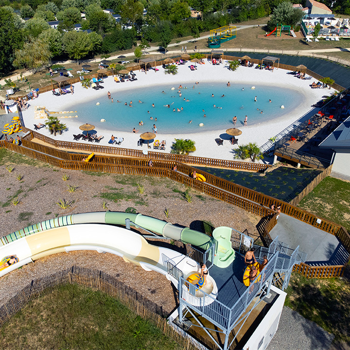 toboggans et lagon vue du ciel resultat
